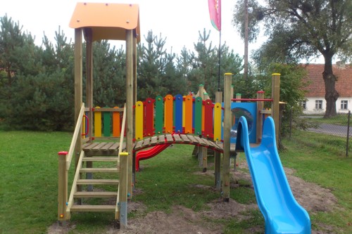 Urządzenie placu zabaw  w miejscowości Grodzisko